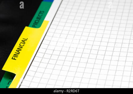 Ancora vita immagine ravvicinata della scheda finanziaria sul notebook dell'agenda elettronica Foto Stock