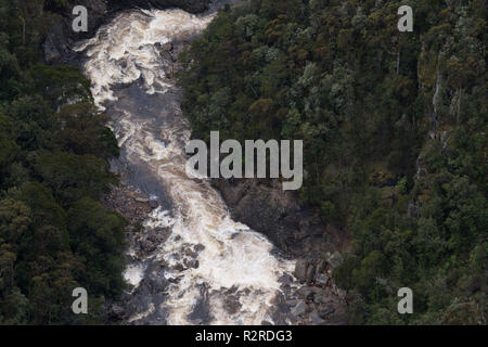 Vista del fiume Leven guardando in giù nel canyon a leven leven canyon nord ovest della Tasmania australia Foto Stock