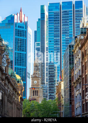 La torre dell'orologio di Sydney Town Hall e contrastanti gli stili architettonici di moderni e antichi edifici in Sydney NSW Australia. Foto Stock