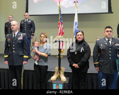 US Army Reserve Brig. Gen. Alex Fink, Comandante del quarto supporto comando (Expeditionary), Lesslie Rangel-Ortiz, moglie del compianto 1Lt. Jonathan Reyes, Virginia Isabel Reyes, madre di 1Lt. Reyes e US Army Reserve Capt. Elias Guerra, società comandante dell'851st Transportation Company, pongono accanto a un memoriale di stand durante una cerimonia in missione, Texas il 3 novembre 2018. La famiglia e gli amici di 1Lt. Reyes si sono riuniti per ricordare un uomo, marito, padre e figlio e soldato hanno rispettato. La 851st Transportation Company ha condotto la cerimonia per mostrare rispetto e dire addio a th Foto Stock