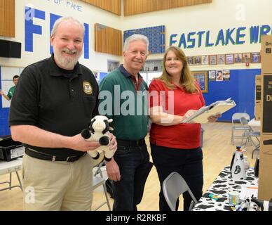 Chula Vista in California (Nov. 3, 2018) Lo spazio e la guerra navale Sistemi di comando (SPAWAR) Dr. Stephen Russell, a sinistra lungo con SPAWAR Systems Center Pacific direttore esecutivo il sig. Bill Bonwit e il direttore del torneo, Wanda Curtis team visita tabelle nella "Fossa" durante la decima edizione della Eastlake High School/SPAWAR Per ispirazione e il riconoscimento della scienza e della tecnologia (primo) LEGO League robotics torneo di qualificazione. Più che 60 SPAWAR volontari assistiti in caso come arbitri e giudici, i timer e i Mentor. Primo robotics competizioni combinare il divertimento dello sport con la scienza e la tecnologia Foto Stock