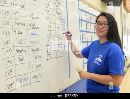 Chula Vista in California (Nov. 3, 2018) Demi Troung, un tecnico assegnato a spazio e guerra navale Systems Center del Pacifico (SPAWAR) vie le assegnazioni del team come Queue Manager durante la decima edizione della Eastlake High School/SPAWAR Per ispirazione e il riconoscimento della scienza e della tecnologia (primo) LEGO League robotics torneo di qualificazione. Più che 60 SPAWAR volontari assistiti in caso come arbitri e giudici, i timer e i Mentor. Primo robotics competizioni combinare il divertimento dello sport con la scienza e la tecnologia e creare una opportunità unica per gli studenti di competere per le borse di studio mentre designin Foto Stock