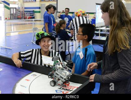 Chula Vista in California (Nov. 3, 2018) Johanna Flores, uno sviluppatore software assegnati per lo spazio e la guerra navale Systems Center del Pacifico (SPAWAR) driver di debriefing dopo una esecuzione pratica durante la decima edizione della Eastlake High School/SPAWAR Per ispirazione e il riconoscimento della scienza e della tecnologia (primo) LEGO League robotics torneo di qualificazione. Più che 60 SPAWAR volontari assistiti in caso come arbitri e giudici, i timer e i Mentor. Primo robotics competizioni combinare il divertimento dello sport con la scienza e la tecnologia e creare una opportunità unica per gli studenti di competere per le borse di studio mentre Foto Stock