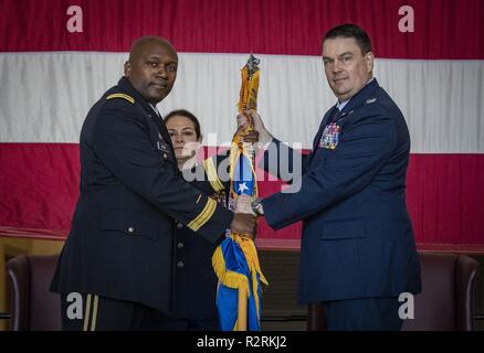 Brig. Gen. Jemal J. Beale, l aiutante generale del New Jersey, a sinistra passa il guidon dell'arrivo di New Jersey Air National Guard commander Col. Patrick M. Kennedy durante un cambio del comando cerimonia su base comuneGuire-Dix Mc-Lakehurst, N.J., nov. 4, 2018. Foto Stock