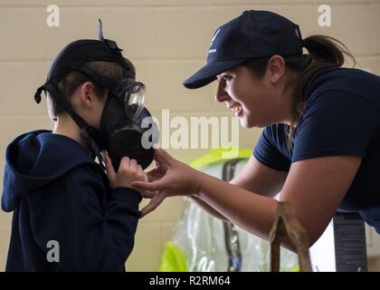 Stati Uniti Air Force Airman 1. Classe Alicia Watson, 377 Squadrone di medicina aeronautica bio-tecnico ambientale, regola la maschera a gas su un patrono degli STATI UNITI Air Force giorno a Acoma Pueblo, N.M., Ott. 27. Foto Stock