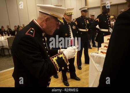 Stati Uniti Marine Corps Brig. Gen. Robert B. Sofge, Jr., Vice comandante, U.S. Marine Corps forze, pacifico, prende un pezzo di torta come ospite d'onore durante il Marine Aircraft Group 24's celebrazione a sfera, Honolulu, Hawaii nov. 3, 2018. Ogni anno negli Stati Uniti Marines in tutto il mondo celebrano la Marine Corps compleanno. Quest'anno, Nov 10 segni 243 anni dalla fondazione del corpo. Foto Stock