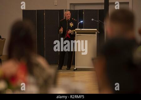 Stati Uniti Marine Corps Brig. Gen. Robert B. Sofge, Jr., Vice comandante, U.S. Marine Corps forze, pacifico, parla di Marines come ospite d'onore durante il Marine Aircraft Group 24's compleanno celebrazione a sfera, Honolulu, Hawaii, nov. 3, 2018. Ogni anno negli Stati Uniti Marines in tutto il mondo celebrano la Marine Corps compleanno. Quest'anno, Nov 10 segni 243 anni dalla fondazione del corpo. Foto Stock