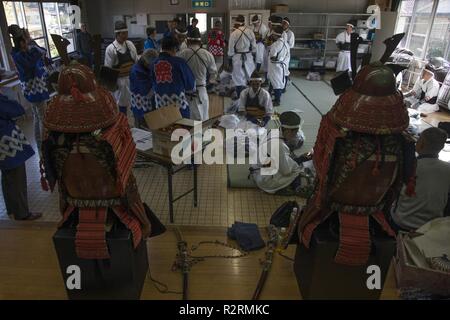 Negli Stati Uniti i membri del servizio da Marine Corps Air Station Iwakuni vestito in abiti tradizionali prima della Nanao Festival in Masuda City, Giappone, nov. 3, 2018. Il servizio membri vestito come protettori della locale Samurai Warriors e della nobiltà nel festival che celebra la storia locale e ha radici che risalgono al X secolo. Foto Stock