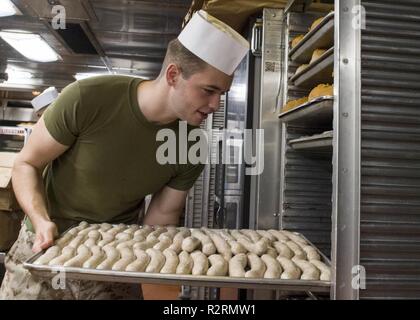 Mare Mediterraneo (nov. 1, 2018) DEGLI STATI UNITI Marine Corps Lance Cpl. Aaron Atkinson si prepara un pasto a bordo del San Antonio-classe di trasporto anfibio dock nave USS ancoraggio (LPD 23) nel Mare Mediterraneo, nov. 1, 2018. Ancoraggio e avviato il XIII Marine Expeditionary Unit sono distribuiti negli Stati Uniti Sesta flotta area di operazioni come una crisi della forza di risposta a sostegno dei partner regionali nonché a promuovere U.S. interessi di sicurezza nazionali in Europa e in Africa. Foto Stock