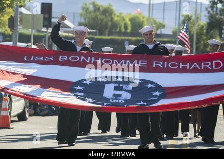 CHULA VISTA in California (Nov. 2, 2018) dello scafo tecnico di manutenzione Fireman Samuel Richert, sinistra, da Detroit, e danni Controlman 1a classe Matthew Kelly, da Santa Rosa, California, assegnato all'assalto anfibio nave USS Bonhomme Richard (LHD 6) marzo nel XIII annuale di onorare i nostri eroi dei veterani del giorno Parade ospitato dal veterano della scuola elementare. Bonhomme Richard è nel suo homeport di San Diego. Foto Stock