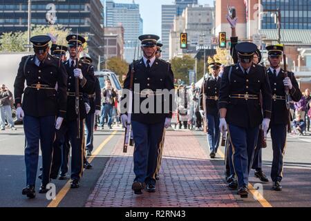 I soldati assegnati per gli Stati Uniti Esercito Team trapano, 4° Battaglione, 3d U.S. Reggimento di Fanteria (la vecchia guardia) completa la parte anteriore a quella posteriore del fucile lanciate durante una performance di Philadelphia, Pennsylvania, 4 novembre 2018. Le prestazioni hanno avuto luogo dopo la conclusione del quarto Annual Philadelphia veterani parata del giorno. Foto Stock