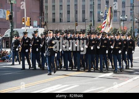 I soldati assegnati al 3D U.S. Reggimento di Fanteria (la vecchia guardia) partecipare ai veterani di Philadelphia parata del giorno a Philadelphia, Pennsylvania, 4 novembre 2018. La parata è stata organizzata in occasione della prossima Giornata dei veterani. Foto Stock