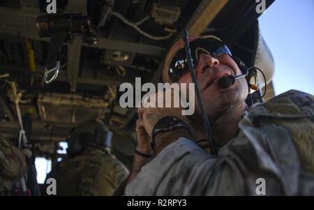 Un U.S. Air Force pararescueman con la 66squadrone di salvataggio regola il suo auricolare prima di combattere la ricerca e il salvataggio della formazione durante il salvataggio di Tiger vi esercizio a Davis-Monthan Air Force Base, Ariz., nov. 3, 2018. Tiger Rescue riunisce squadroni e attività che ricadono sotto il 563rd Gruppo di salvataggio per eseguire vari esercizi CSAR. Foto Stock