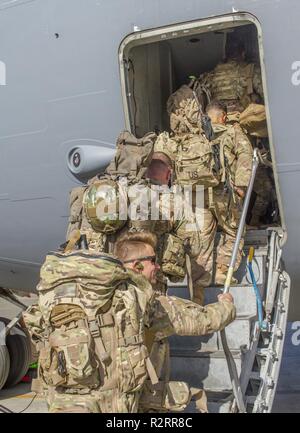 I soldati assegnati al 2° Battaglione, 198th Armor reggimento, 155Armored Brigade Combat Team, Mississippi Esercito Nazionale Guardia, a bordo di una C-17 Globemaster III Trasporti aerei per un volo a Doha, in Qatar in Ali Al Salem Air Base, Kuwait, Ottobre 30, 2018. Il 2-198 AR è viaggiare in Qatar per partecipare a esercitare azione orientale 2019, un esercizio bilaterale tra gli Stati Uniti e il Qatar forze. Foto Stock