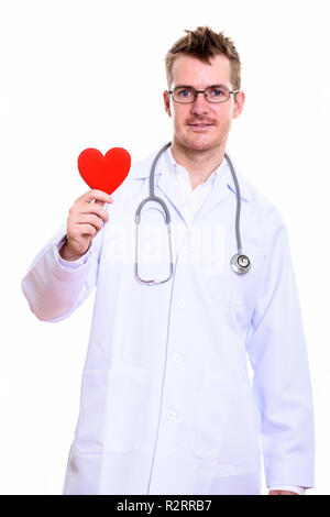 Studio shot di uomo felice medico sorridente tenendo cuore rosso Foto Stock