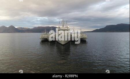 Royal Navy minehunters in un fiordo norvegese durante l'esercitazione NATO Trident frangente 2018. Da sinistra a destra: HMS Grimsby, HMS Hurworth, HMS Enterprise, HMS Cattistock, HMS Ramsey. Trident frangente 2018 è nato il più grande esercizio di molti anni, riunendo intorno a 50.000 personale da tutti i 29 alleati, partner plus la Finlandia e la Svezia. Circa 65 navi, 250 aeromobili e 10.000 veicoli parteciperà. Foto Stock