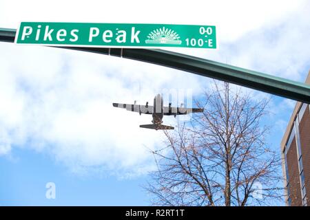 Un C-130 Hercules assegnato all'302nd Airlift Wing vola sopra Parade partecipanti e i partecipanti durante il 2018 Colorado Springs veterani parata del giorno, in Colorado Springs, Colorado, nov. 3, 2018. Il fly oltre a nome del Col. James DeVere, 302nd AW commander e onorato tutti coloro che hanno servito, il passato e il presente. Foto Stock