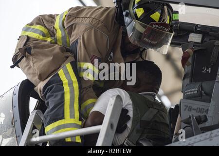 Il personale Sgt. Tyler McFarland, 23d' ingegnere civile Squadron pompiere, solleva una simulazione di incidente durante un-10C Thunderbolt II Esercizio egress, nov. 5, 2018 a Moody Air Force Base, Ga. I cinque giorni di esercizio, che si svolgerà il 6 novembre 5-9, darà il personale di base la possibilità di sperimentare le operazioni di emergenza in una contestata e degradato ambiente di combattimento. Foto Stock