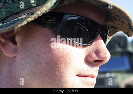 Il personale Sgt. Justin Blankenship, un 25-anno-vecchio serbatoio meccanico con la lotta contro il battaglione della logistica 31, guarda come Seabees con Naval Mobile Battaglione di costruzione 1 assemblare un U.S. Federal Emergency Management Agency-forniti ricovero di emergenza, Tinian, Repubblica della Mariana Islands settentrionale, nov. 7, 2018. Blankenship è un nativo di Daytona Beach, Florida. Marines e marinai con il trentunesimo Marine Expeditionary Unit e CLB-31 stanno aiutando gli enti locali e le autorità civili su Tinian per offrire FEMA rifugi per le famiglie colpite dal tifone Super Yutu, che ha colpito qui ott. 25 come la seconda più forte Foto Stock