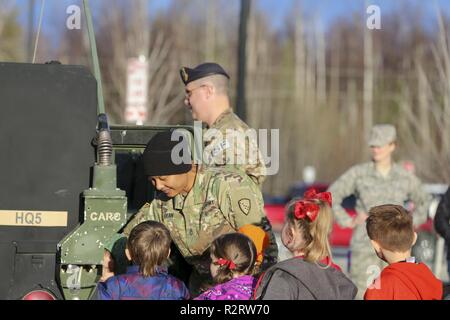 Sgt. 1. Classe Joyce Dean, sinistra e Chief Master Sgt. Bryan Morberg, sia con l'Alaska National Guard Counterdrug programma di supporto, mostrano una elevata mobilità multiuso di veicolo su ruote per studenti durante un farmaco-libera celebrazione Iditarod presso la scuola elementare nel Wasilla, Ottobre 26, 2018. L'evento ha portato più degli organi incaricati di applicare la legge insieme per promuovere una sana e stile di vita senza droga da studenti di saluto all'arrivo a scuola, visualizza statico di militari e veicoli della polizia e un farmaco-free message. Foto Stock