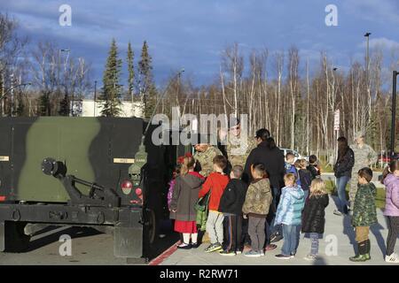 Sgt. 1. Classe Joyce Dean, sinistra e Chief Master Sgt. Bryan Morberg, sia con l'Alaska National Guard Counterdrug programma di supporto, mostrano una elevata mobilità multiuso di veicolo su ruote per studenti durante un farmaco-libera celebrazione Iditarod presso la scuola elementare nel Wasilla, Ottobre 26, 2018. L'evento ha portato più degli organi incaricati di applicare la legge insieme per promuovere una sana e stile di vita senza droga da studenti di saluto all'arrivo a scuola, visualizza statico di militari e veicoli della polizia e un farmaco-free message. Foto Stock