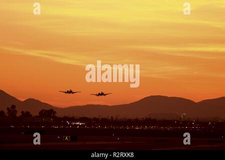 Stati Uniti Air Force Lt. Col. Dylan "Habu" Thorpe, A-10C Thunderbolt II, pilota e il cap. Cody "ShIV" Wilton, A-10C Thunderbolt II team di dimostrazione il comandante/pilota, decollo da San Bernardino International Airport, nov. 4, 2018. L'A-10 Demo Team avvolto la stagione 2018 a SBD Fest dopo aver eseguito a 21 mostra di aria attraverso gli Stati Uniti e il Canada tra marzo e novembre. Foto Stock