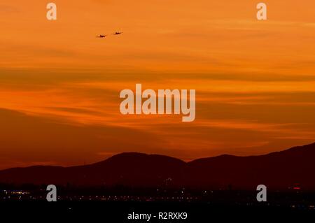 Stati Uniti Air Force Lt. Col. Dylan "Habu" Thorpe, A-10C Thunderbolt II, pilota e il cap. Cody "ShIV" Wilton, A-10C Thunderbolt II team di dimostrazione il comandante/pilota, decollo da San Bernardino International Airport, nov. 4, 2018. L'A-10 Demo Team avvolto la stagione 2018 a SBD Fest dopo aver eseguito a 21 mostra di aria attraverso gli Stati Uniti e il Canada tra marzo e novembre. Foto Stock