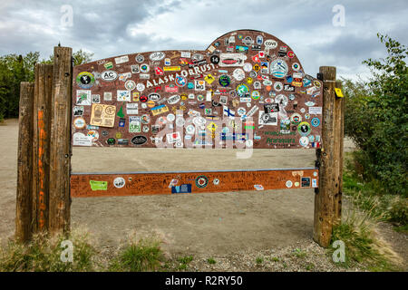 Una vista del retro della BLM Circolo Polare Artico monumento segno sulla Dalton Highway in Alaska, STATI UNITI D'AMERICA Foto Stock