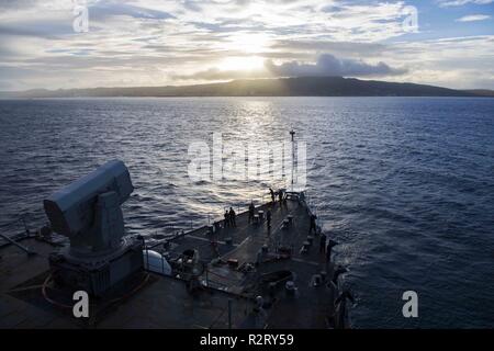 Le ACQUE AL LARGO DELLA COSTA DI SAIPAN (nov. 08, 2018) Il dock anfibio sbarco nave USS Ashland (LSD 48) le teste di Saipan, Repubblica della Mariana Islands settentrionale, per il supporto della difesa alle Autorità civili (DSCA) gli sforzi. Marinai e Marines dalla Ashland, assegnato al comandante, squadrone anfibio 11, sono fornendo il Dipartimento della Difesa sostegno alla Repubblica della Mariana Islands settentrionale' civile e funzionari locali come parte del FEMA-supportato Typhoon Yutu gli sforzi di recupero. Foto Stock