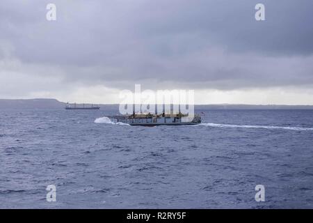 Le ACQUE AL LARGO DELLA COSTA DI SAIPAN (nov. 08, 2018) La Landing Craft, Utility (LCU) 1633 capi di Saipan, Repubblica della Mariana Islands settentrionale, con attrezzature pesanti dal Guam Guardia Nazionale, 1224 Engineering Support Company, per il supporto della difesa alle Autorità civili (DSCA) gli sforzi. Marinai e Marines dalla Ashland, assegnato al comandante, squadrone anfibio 11, sono fornendo il Dipartimento della Difesa sostegno alla Repubblica della Mariana Islands settentrionale' civile e funzionari locali come parte del FEMA-supportato Typhoon Yutu gli sforzi di recupero. Foto Stock