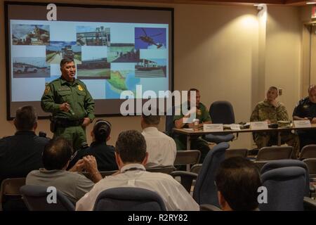 Raul Ortiz, Chief Patrol per la Rio Grande Valley Settore, parla di una comunità municipio Riuniti nov. 8, 2018, a nord-ovest di polizia Centro rete e Training Facility nella città di McAllen, Texas. Stati Uniti Comando Nord è quello di fornire supporto militare per il Dipartimento della Sicurezza Interna degli Stati Uniti e Delle dogane e della protezione delle frontiere a fissare il confine meridionale degli Stati Uniti. Foto Stock