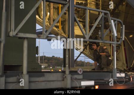 Stati Uniti Air Force Airman 1. Classe Antonio Parchi, un trentaseiesimo Airlift Squadron loadmaster, attende per il cargo a carico su una C-130J Super Hercules assegnato alla XXXVI Airlift Squadron da Yokota Air Base, Giappone, durante un acuto spada 2019 mobility movement a Misawa combatté Air Base, Giappone, nov. 4, 2018. Garantire Loadmasters aeromobili, cargo e passeggeri ottenere trasportata in modo sicuro e in modo tempestivo, eseguire i controlli di manutenzione prima e durante il volo e preparare armamento interno del piano. Foto Stock