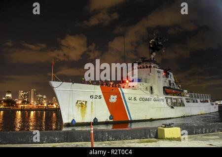 L'equipaggio del guardacoste Venturous (WMEC-625), un 210-piede Reliance classe homeported fresa a San Pietroburgo, Florida, ritorna al loro homeport Giovedì, nov. 8, 2018 a seguito di una 59-giorni di applicazione della legge pattugliamento nell'Oceano Pacifico orientale. L'equipaggio sono transitati per più di 10.000 miglia durante la pattuglia e restituito a vedere la famiglia e gli amici desiderosi di salutare presso il molo. Foto Stock