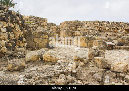 Il scavato Età del Bronzo city gate nella città antica di Meggido nel nord di Israele. Questo posto è altrimenti noto come Armegeddon il futuro della scena Foto Stock
