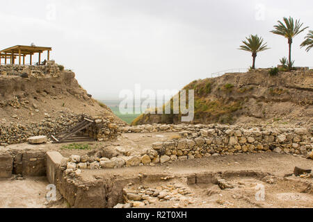 Il lato ovest del scavate le rovine della città antica di Meggido settentrionale di Israele. Questa immagine mostra una fossa scavata tagliato dagli archeologi come p Foto Stock