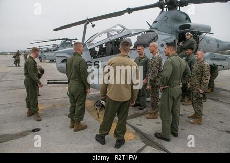 Stati Uniti Marine Brig. Gen. Karsten S. Heckl, a destra il secondo aeromobile Marina Wing (PMA) comandante generale e Sgt. Il Mag. Howard L. Kreamer, il 2° MAW sergente maggiore, parlare di Marines con Marine Attacco leggero elicottero Squadron (HMLA) 167 dopo l'arrivo di tre AH-1Z vipere al Marine Corps Air Station New River, North Carolina, nov. 9, 2018. HMLA-167 è il primo squadrone entro il 2° MAW per ricevere le vipere. Foto Stock