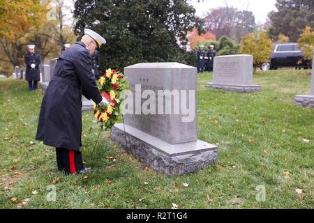 Il comandante del Marine Corps gen. Robert B. Neller stabilisce una corona di fiori alla tomba del gen. Giovanni A. Lejeune, xiii Comandante del Marine Corps al Marine Corps ghirlanda di Compleanno recante cerimonia presso il Cimitero Nazionale di Arlington, Arlington, Virginia, nov. 10, 2017. È tradizione che il comandante stabilisce una corona di fiori sulla tomba di un ex comandante. Foto Stock