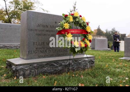 Una lapide è visualizzato in corrispondenza al Cimitero Nazionale di Arlington, Arlington, Virginia, nov. 9, 2018. Il comandante del Marine Corps gen. Robert B. Neller visitato il cimitero per deporre una corona alla tomba del gen. Giovanni A. Lejeune, xiii Comandante del Marine Corps. Foto Stock