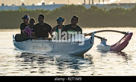 I concorrenti al Pacific Regional prove 2018 canoe a ke'ehi Lagoon Beach Park a Honolulu, Hawaii, 8 novembre 2018. Il concorso si svolge durante il mese di novembre, che coincide con la cura del guerriero al mese. Durante la cura del guerriero mese, ci siamo concentrati sulle attività che ci permettono di comunicare l impegno dell esercito di feriti, malati e feriti soldati e le loro famiglie e il personale sanitario e per sottolineare il guerriero unità di transizione soldato' priorità numero uno è di lavorare come disco sul loro recupero in quanto lavorano a difendere la nazione. Foto Stock