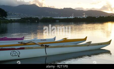 I concorrenti al Pacific Regional prove 2018 canoe a ke'ehi Lagoon Beach Park a Honolulu, Hawaii, 8 novembre 2018. Il concorso si svolge durante il mese di novembre, che coincide con la cura del guerriero al mese. Durante la cura del guerriero mese, ci siamo concentrati sulle attività che ci permettono di comunicare l impegno dell esercito di feriti, malati e feriti soldati e le loro famiglie e il personale sanitario e per sottolineare il guerriero unità di transizione soldato' priorità numero uno è di lavorare come disco sul loro recupero in quanto lavorano a difendere la nazione. Foto Stock