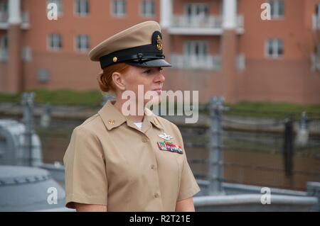 Il Hampton Roads Museo Navale orgogliosamente ospitato un re-arruolamento cerimonia di questo pomeriggio a bordo della USS Wisconsin (BB 64). HMC(FMF) Jessica Zugzda, dall'US Marine Corps il comando delle forze in Norfolk, Virginia orgogliosamente tenuto la sua mano destra e ri-arruolato questo pomeriggio nella parte anteriore dei membri del suo comando e famiglia. Il re-arruolamento cerimonia ha avuto luogo in parte anteriore della torretta iconica #1. Il Wisconsin è uno dei quattro Iowa-Class corazzate, e viene ormeggiata permanentemente accanto all'Hampton Roads Museo Navale come una nave museo. Il Wisconsin è un popolare luogo di ritrovo per cerimonie militari per i comandi in Foto Stock