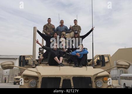 Avieri assegnato alla 455th Expeditionary forze di sicurezza Squadron posano con i membri del Team USA pallavolo sulla spiaggia durante un tour a Bagram Airfield, Afghanistan, nov. 9, 2018. I giocatori hanno ricevuto una dimostrazione pratica con il DroneDefender, un Unmanned Aerial systems la disabilitazione del dispositivo. Foto Stock