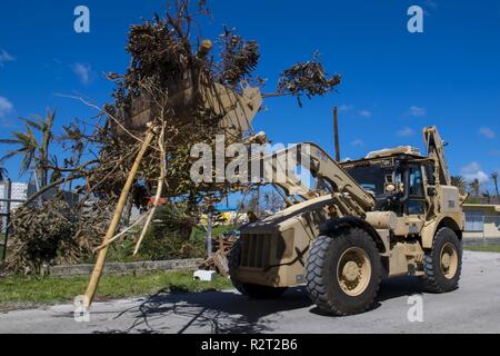 Guam Esercito Nazionale Guardsman Spc. Steven Duenas, ingegnere 1224th Supporto Azienda attrezzature pesanti operatore, utilizza una ad alta mobilità equipaggiamento di evacuazione veicolo per spostare i detriti dalla strada nel villaggio di Chalan Kanoa, Saipan, Repubblica della Mariana Islands settentrionale, nov. 10, 2018 come parte del Super Typhoon Yutu soccorsi. I membri del servizio dalla regione di giunzione e Marianne U.S. Comando Indo-pacifico stanno fornendo il Dipartimento della Difesa supporto alla CNMI's civile e funzionari locali come parte del FEMA-supportato Super Typhoon Yutu gli sforzi di recupero. Foto Stock