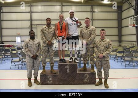Marines presentato medaglie al primo luogo di sesso maschile e femminile corridori U.S. Marine Corps Capt. Heather Judy, 727nd Expeditionary Air Control Squadron e U.S. Air Force Lt. Col. Alfredo Laboy, 380 Missione Expeditionary Support Group Vice comandante, dopo il Marine Corps Marathon di Al Dhafra Air Base, Emirati arabi uniti, Ottobre 27, 2018. La xliii Marine Corps Marathon annualmente viene classificato come uno dei più grandi maratone negli Stati Uniti e in tutto il mondo. Foto Stock