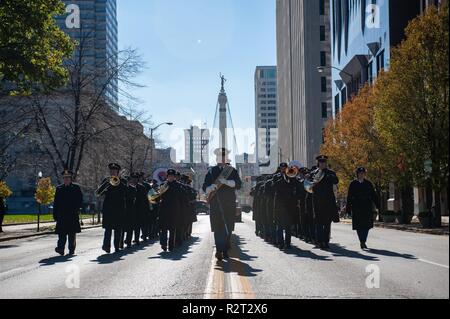 La trentottesima divisione di fanteria banda cerimoniale esegue durante una parata di Indianapolis, nov. 10, 2018. La band ha preso parte in un giorno di veterani parade, che ha avuto luogo nel centro di Indianapolis. Foto Stock