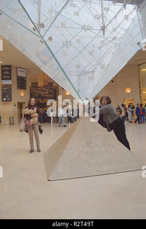 I turisti, vista interna della piramide invertita nel Musee du Louvre Parigi Francia Foto Stock