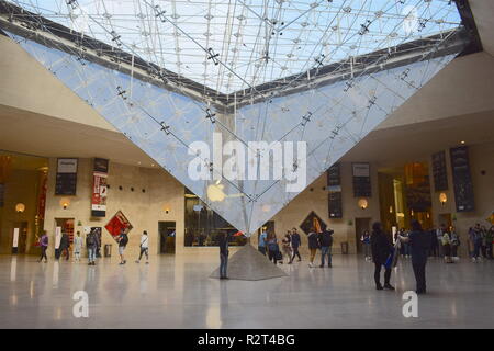 I turisti, vista interna della piramide invertita nel Musee du Louvre Parigi Francia Foto Stock