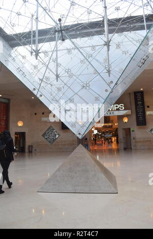 Vista interna della piramide invertita nel Musee du Louvre Parigi Francia Foto Stock