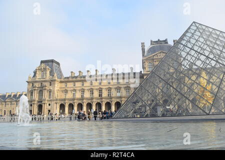 I turisti al museo del Louvre il Musée du Louvre di Parigi Francia è uno dei più grandi e famosi musei del mondo. Foto Stock