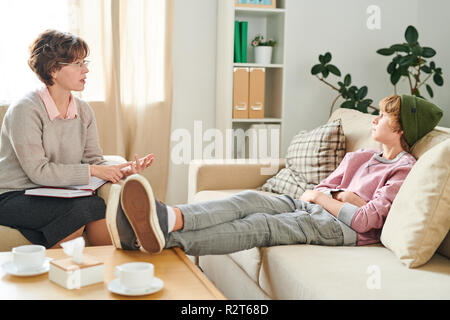 Coppia psichiatra parlando ai teenager ignorando la sua Foto Stock